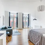Sanders Leaves - Chic Three-Bedroom Apartment In Downtown Copenhagen