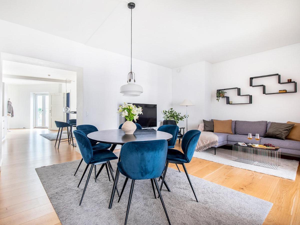 Sanders Leaves - Chic Three-bedroom In Downtown