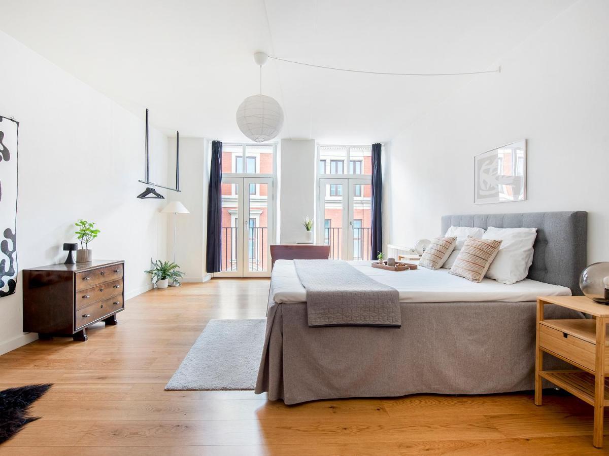 Sanders Leaves - Chic Three-bedroom In Downtown